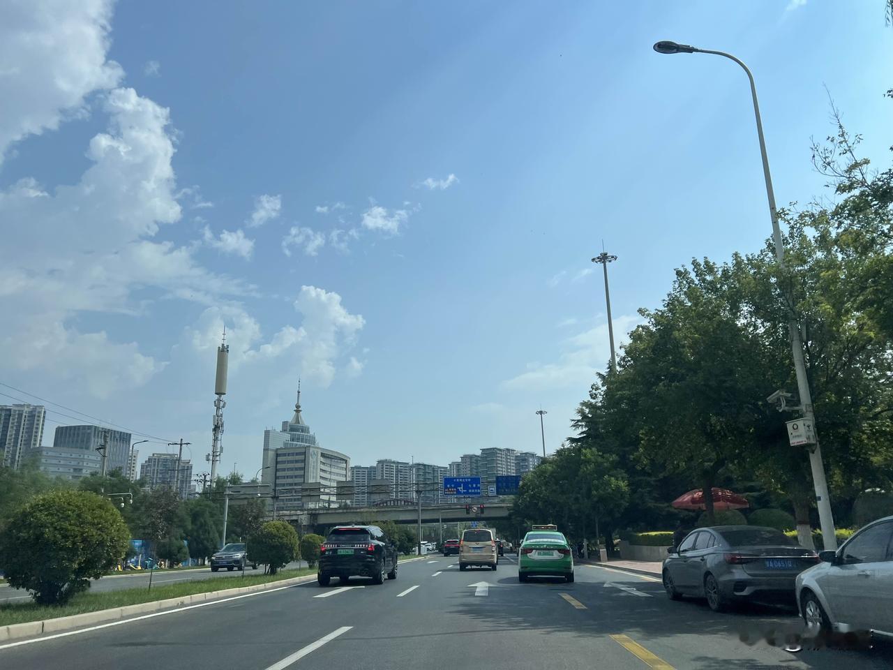 这几天兰州都挺热的，天天都是早晨出去逛逛，去早市买点蔬菜水果，赶中午就回家了。