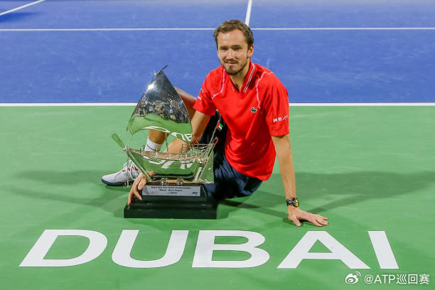 📅 2023 ➡️ 2026⭕️ 迪拜网球锦标赛恭喜梅德维德夫生涯首次“梅开二