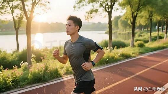 跑步新手想完成低心率慢跑，有几个要点得抓住。
先控制好心率，像35岁到50 岁左
