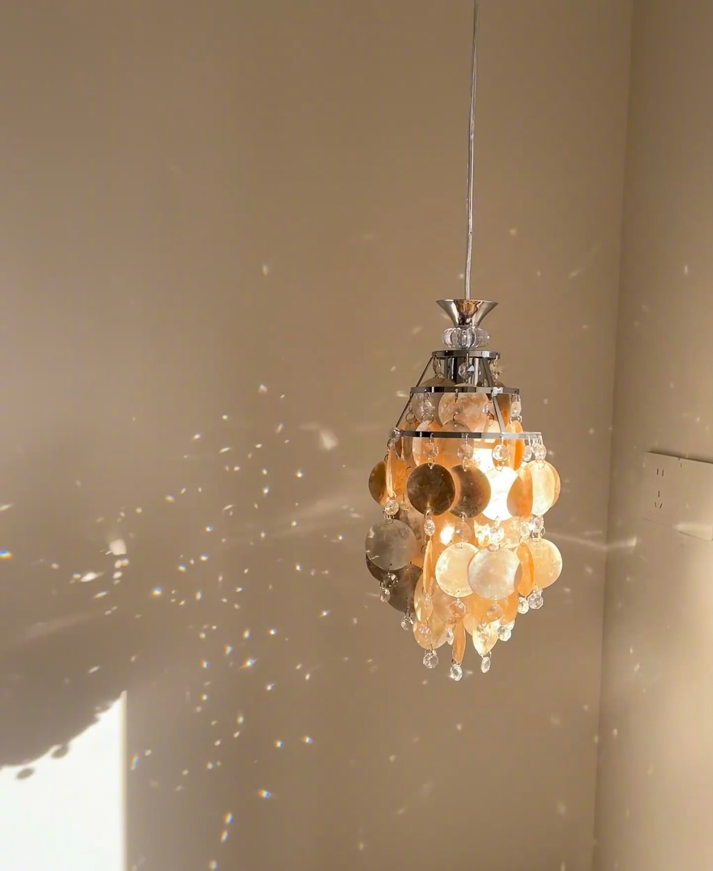 灯是软装最重要的部分之一了吧，这盏得看live图才有灵魂家居好物种草灯 温馨感就