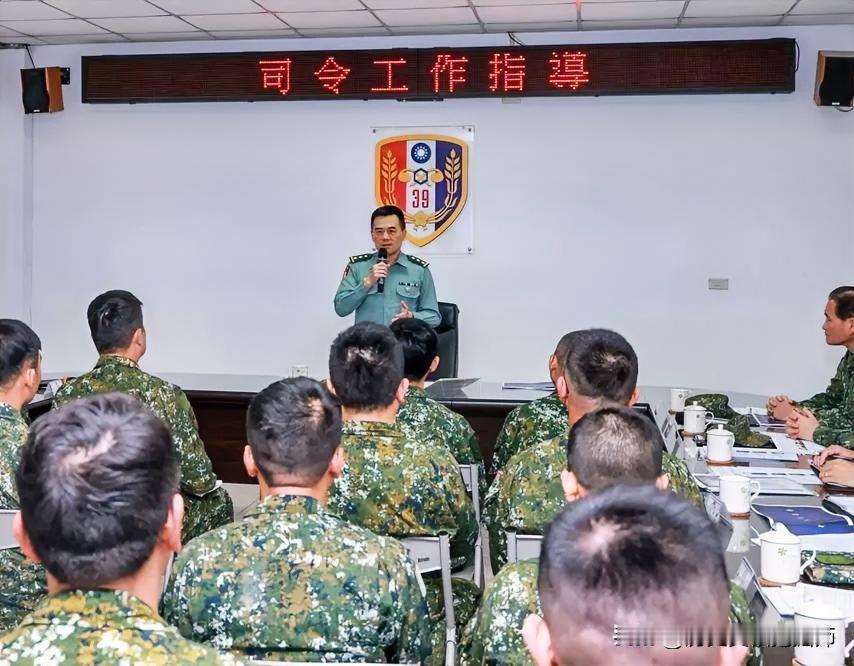 台湾陆军总司令吕坤修上将日前前往台湾台南后备旅及39化学兵群视察，敦促提醒全体官