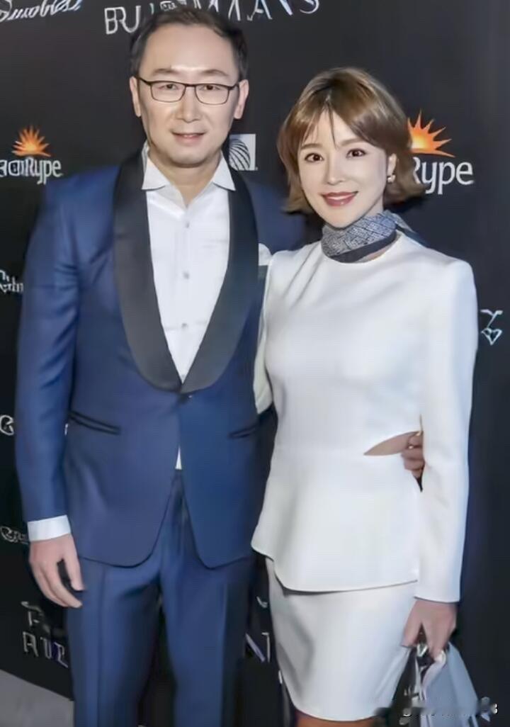 原来他们是一对明星夫妻，女的是央视主持人蝴蝶，气质比朱迅还要好，有着标准的瓜子脸