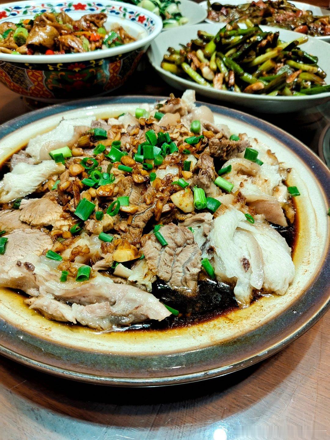 藏在小区院里的松发小馆。无预制菜，明厨现炒锅气十足，家常硬菜值得打卡。首创古法烧