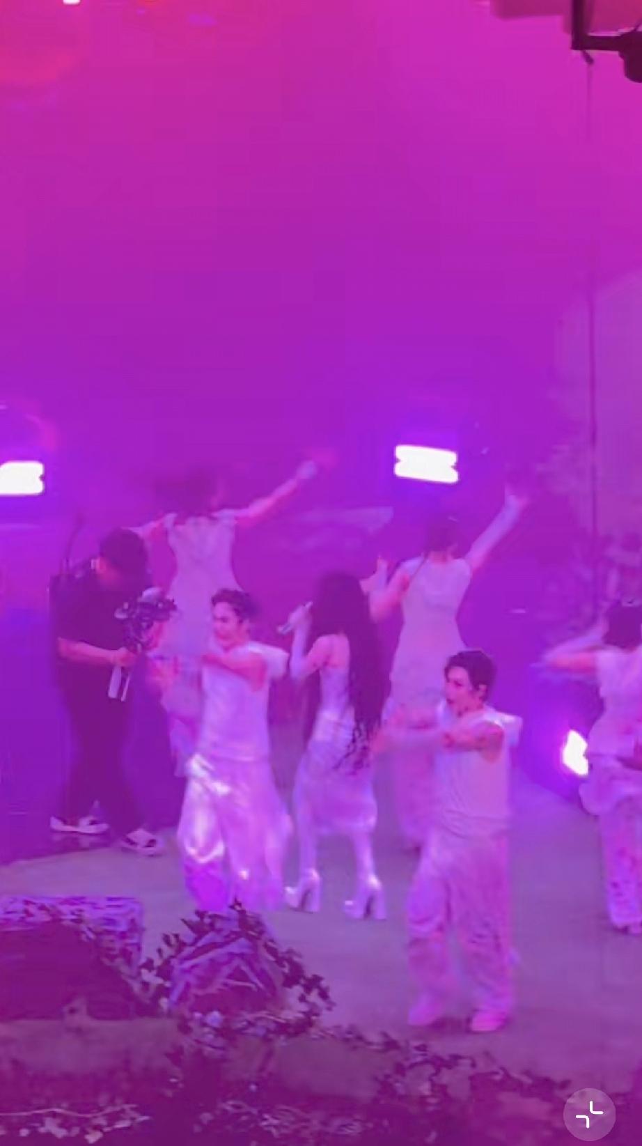 4月10日，单依纯武汉演唱会造型狂野得不忍直视，她脚上的那双鞋子起码有20厘米，