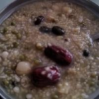 《素食斋》第55天
早晚熬粥不一样，
早晨粥里花样多。
晚上粥里就四样，
再来一