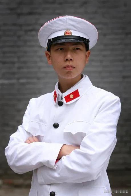 著名影视演员，佟磊说：我平时没什么爱好，每天追求的就是三饱俩倒儿，吃了睡睡了吃，