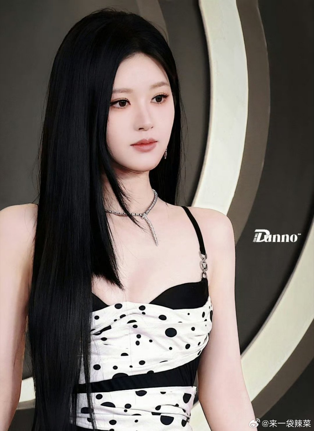 朱志鑫、苏新皓CP站姐发的虞书欣、赵露思，两位95🌸TOP你pick谁 