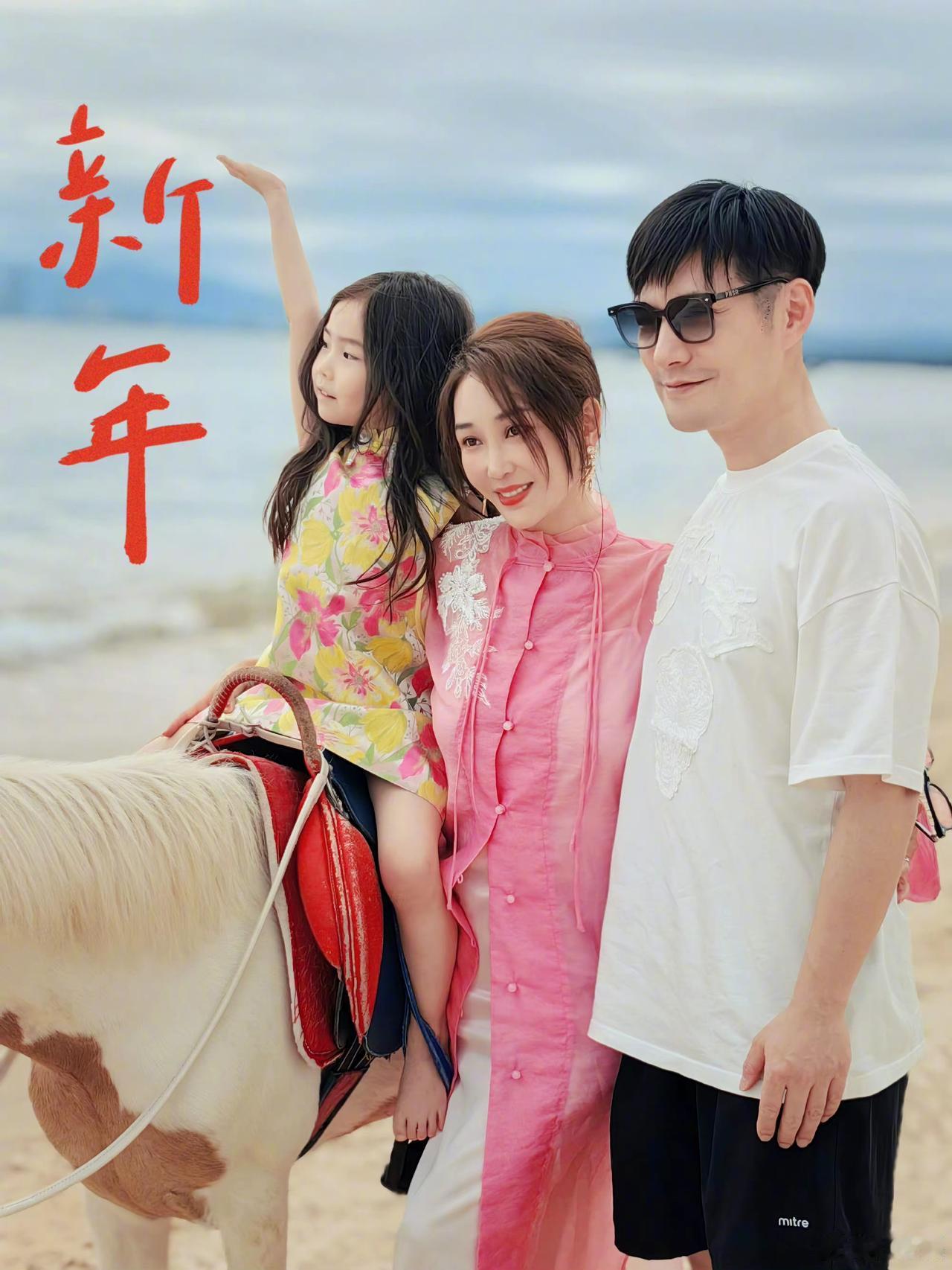 严屹宽和杜若溪全家福，他俩应该算娱乐圈的模范夫妻了吧！