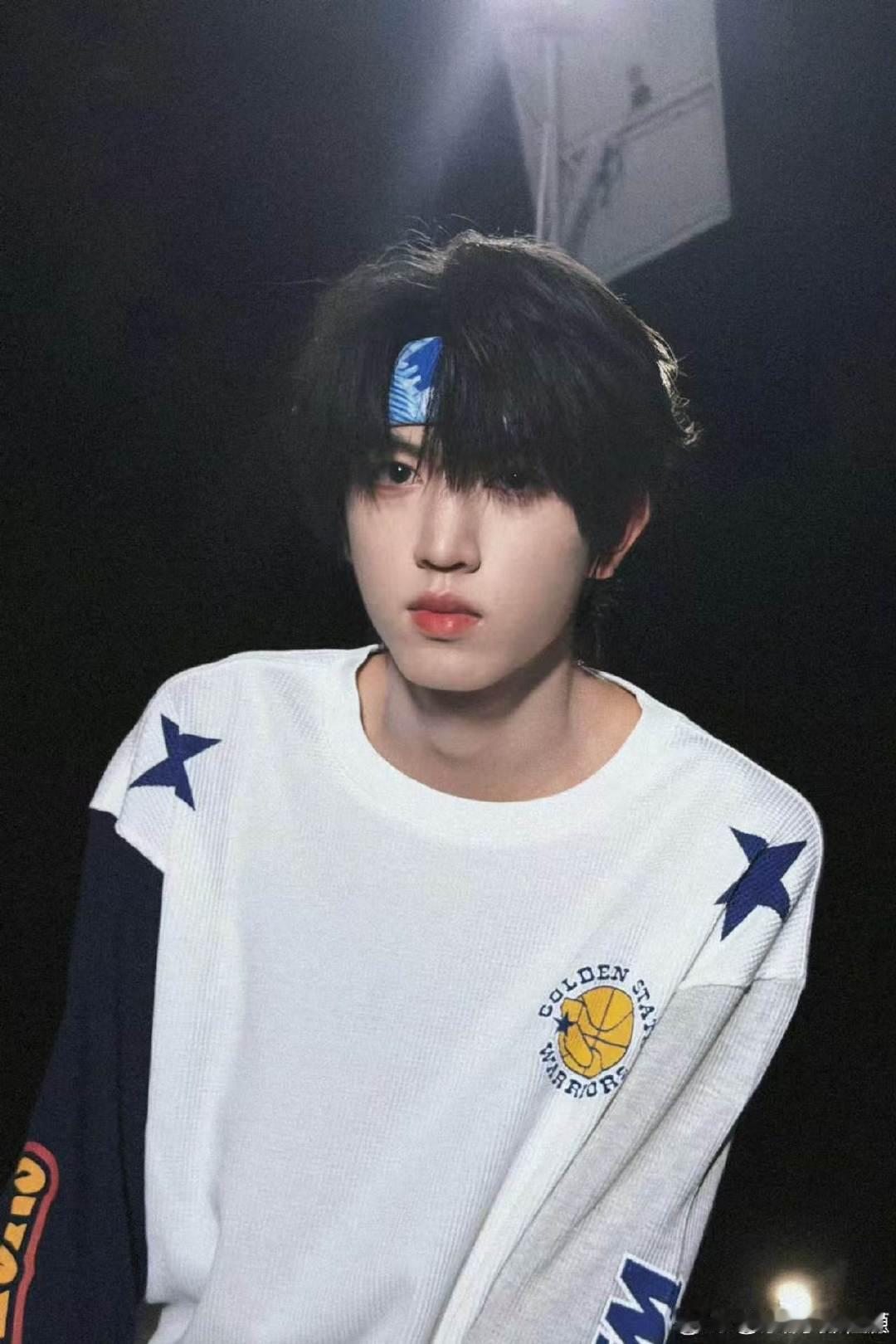 张桂源比小狗耳朵张桂源小巷出逃 张桂源比小狗耳朵真的好可爱啊 ​​​
