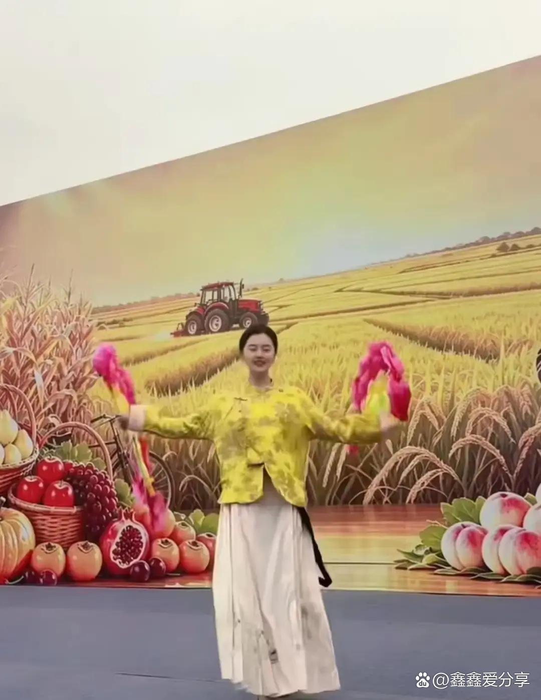 相宜的晚会到底播还是不播？这边看到相宜搭起的舞台，兴高采烈，穿着服装扭着唱着彩排