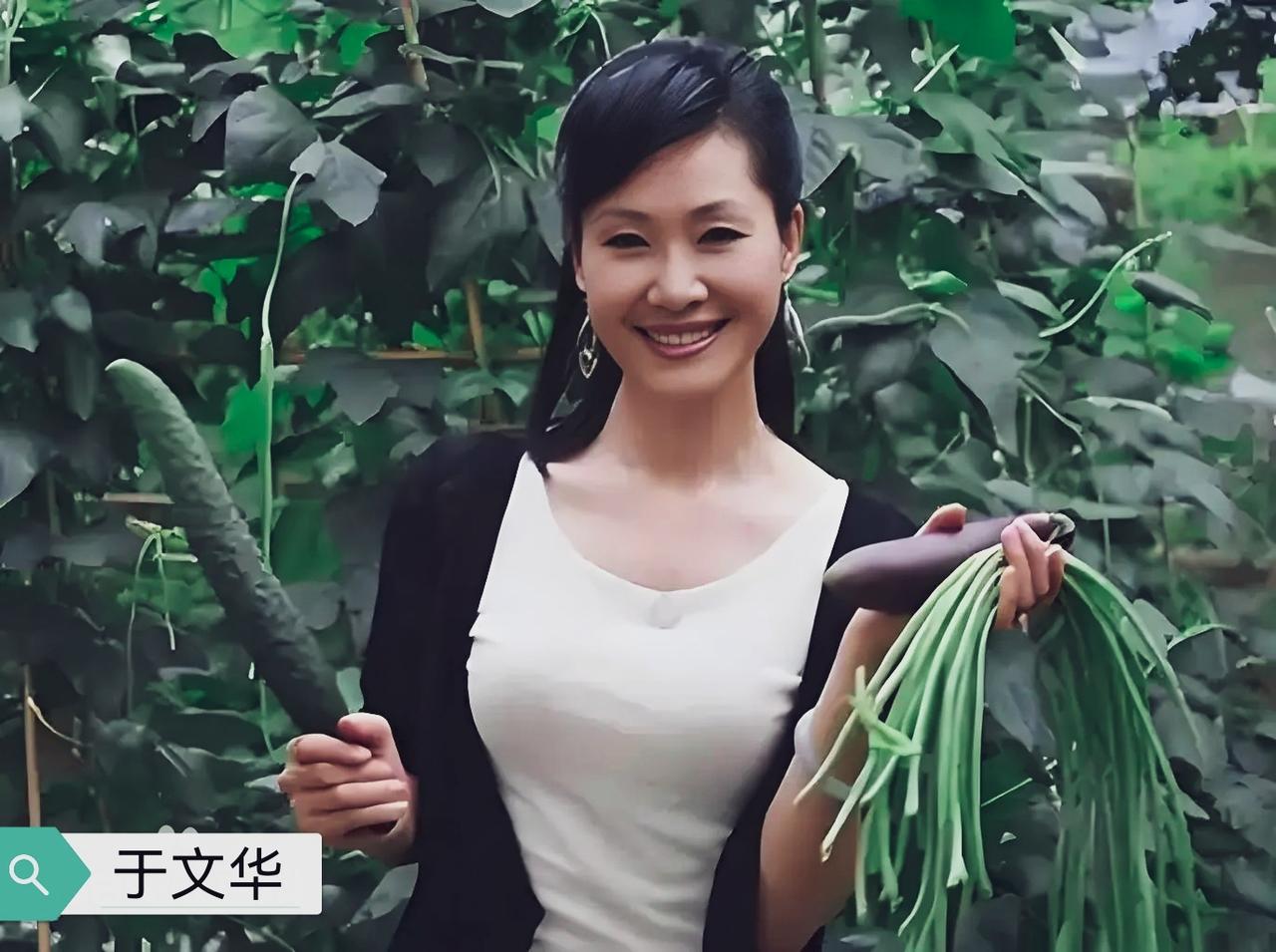 那一年，歌唱家于文华回到老家，下地摘了一根大黄瓜，还有茄子和豆角。觉得还是家乡好