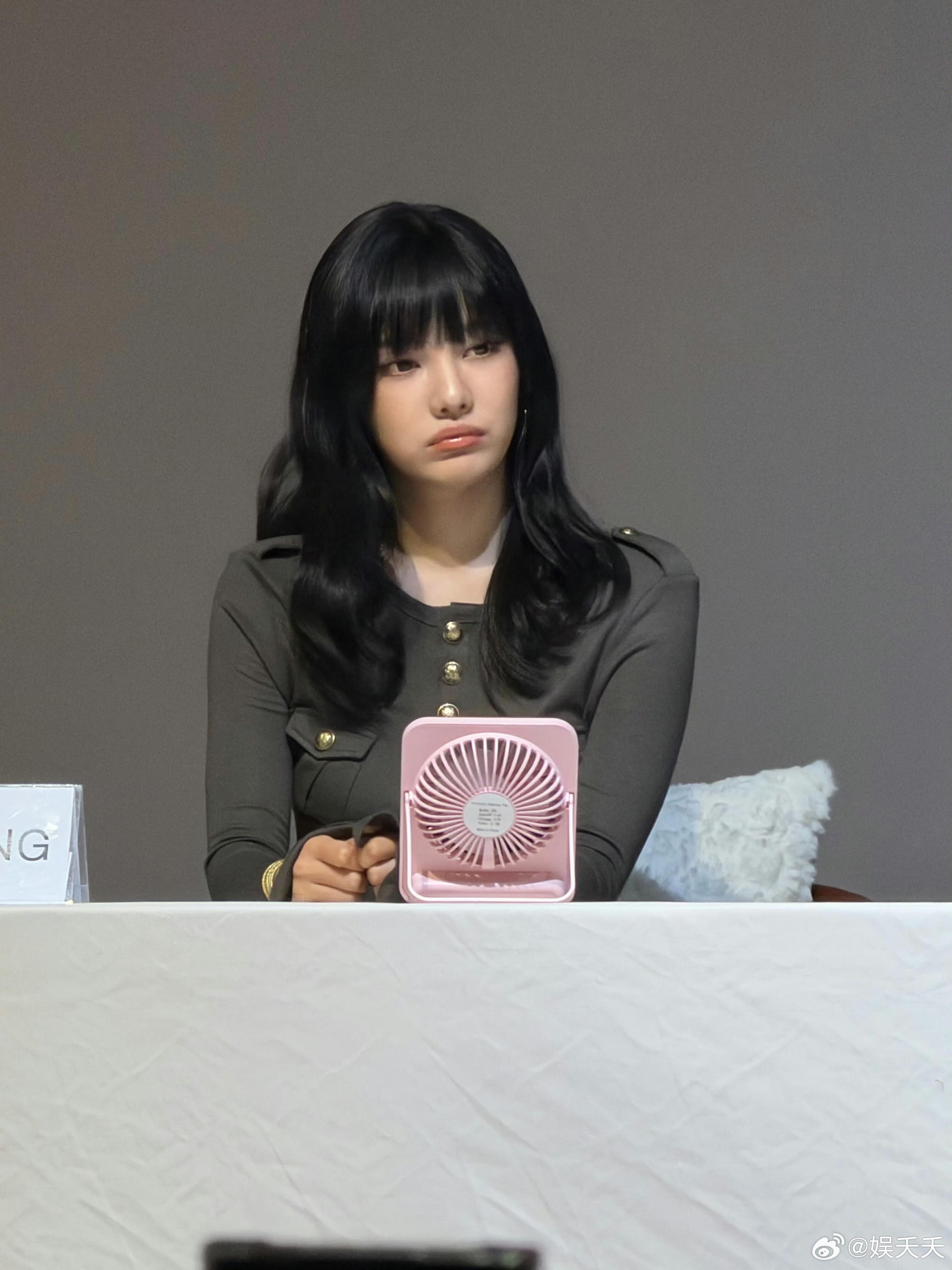 宁艺卓近照宁艺卓咋了，近照确实跟以往的路线不同。 