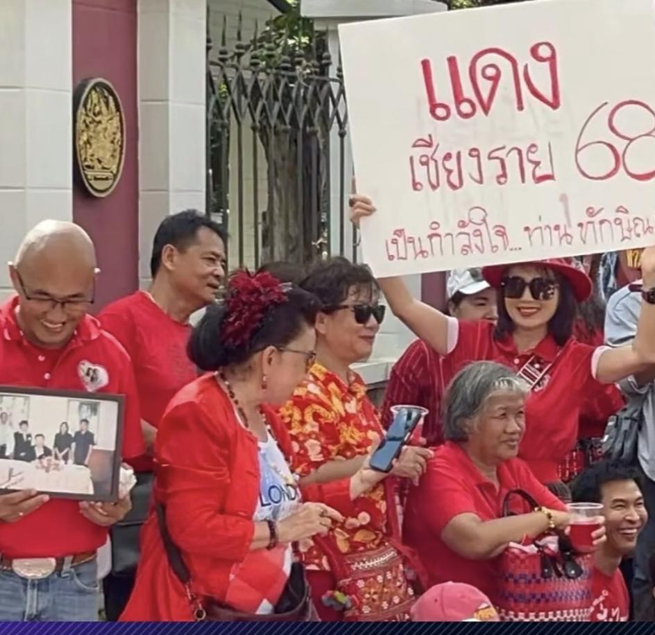 尽管他信判刑入狱了，但是，他应该感到安慰：9月20日，在他信服刑的监狱大门口，红