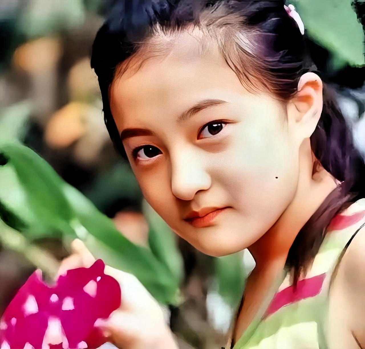 越看金铭越觉得后背发凉。
不是因为她155的身高。
是她硬生生撕掉童星滤镜，死磕