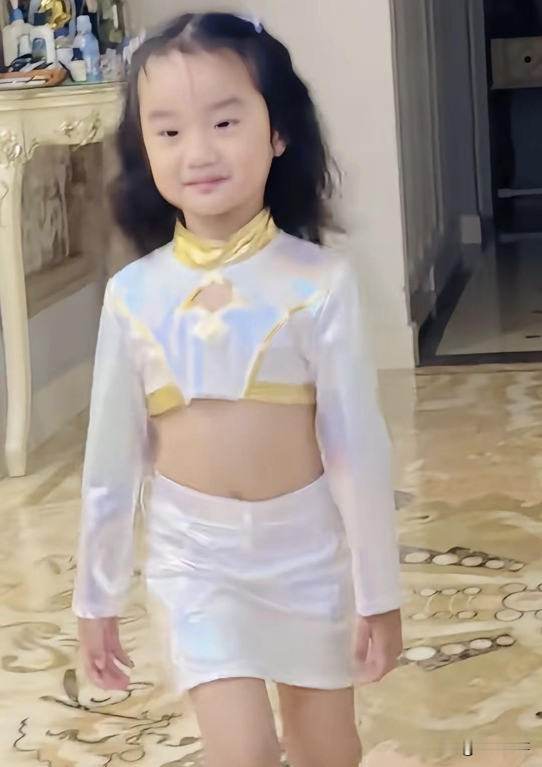 李亚鹏小女儿，4岁李夏居家自信走秀。李亚鹏、海哈金喜用心养育，女孩成长阳光明媚。