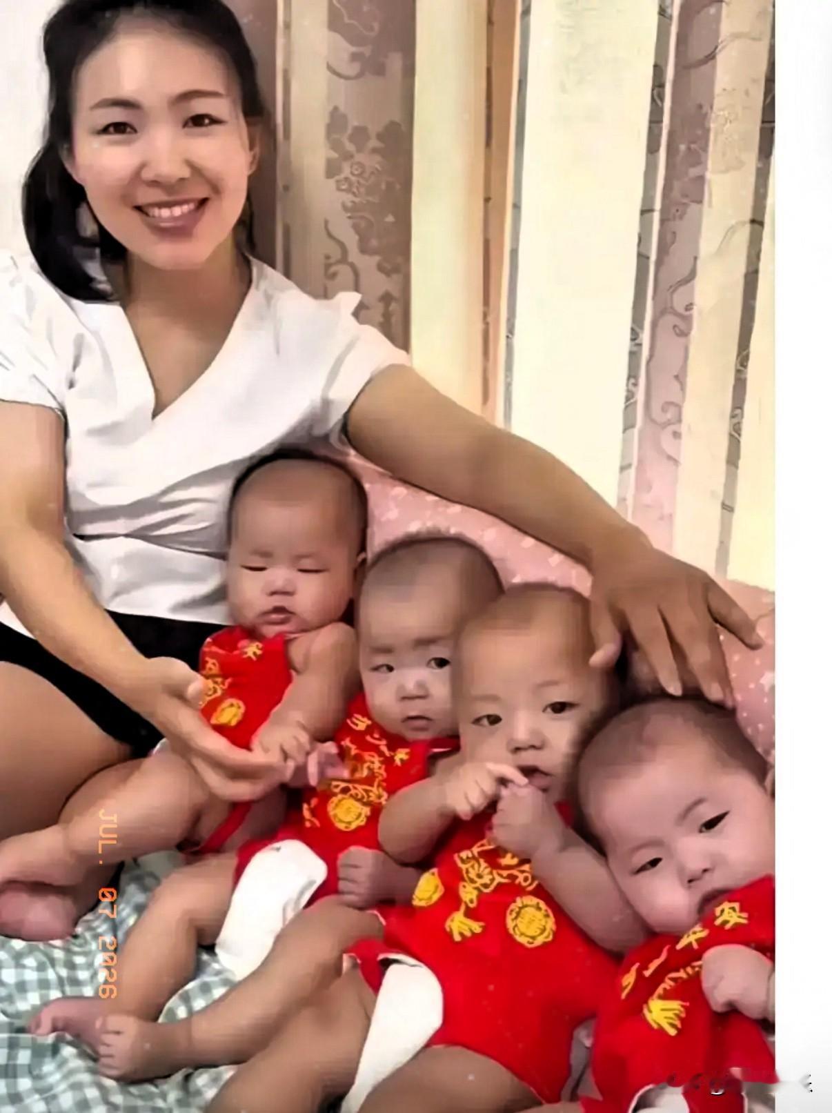 小姑怀四胞胎，多次产检都显示四个宝宝全是女娃，一家人满心欢喜，盼着四件贴心小棉袄