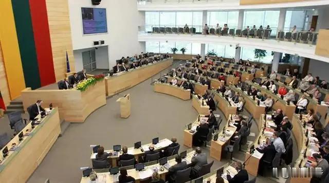 立陶宛为何选择这个时候横跳？
11月29日，立陶宛方面宣布我国三名外交人员为“不