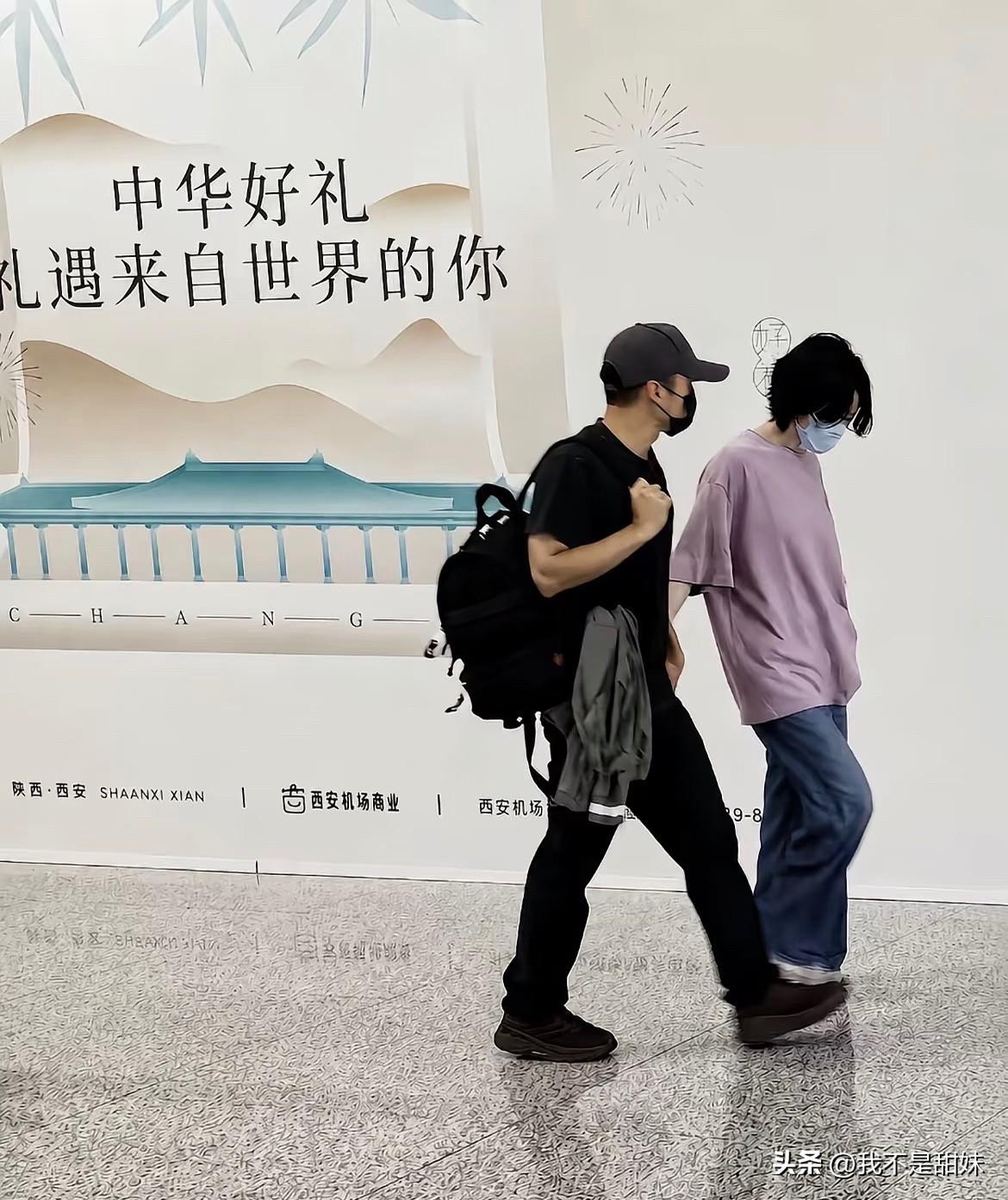 演唱会结束王菲要去窦靖童家里了！
机场难舍难分牵着谢霆锋的手[捂脸][捂脸]
好