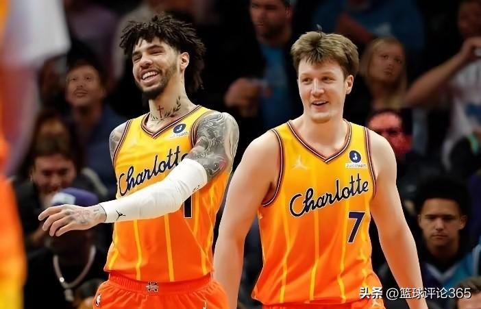 赛季三分球排名榜:榜首不是东契奇，哈登第16，库里和汤普森20名开外。
第3名: