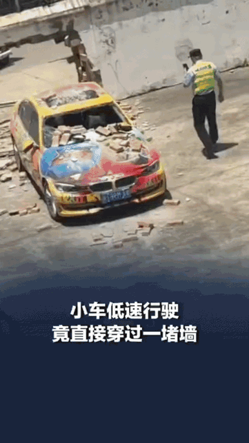 上海一辆车，低速找车位，直接干穿一堵墙。

网上吵翻了。

有人说车太结实，跟坦