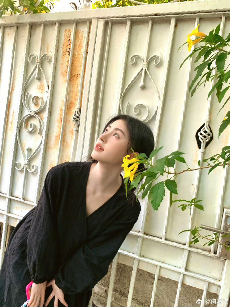 鞠婧祎黑裙双丸子头好灵鞠婧祎拥抱巨型苹果 捧碗歪头也太可爱了，与巨型苹果同框简直