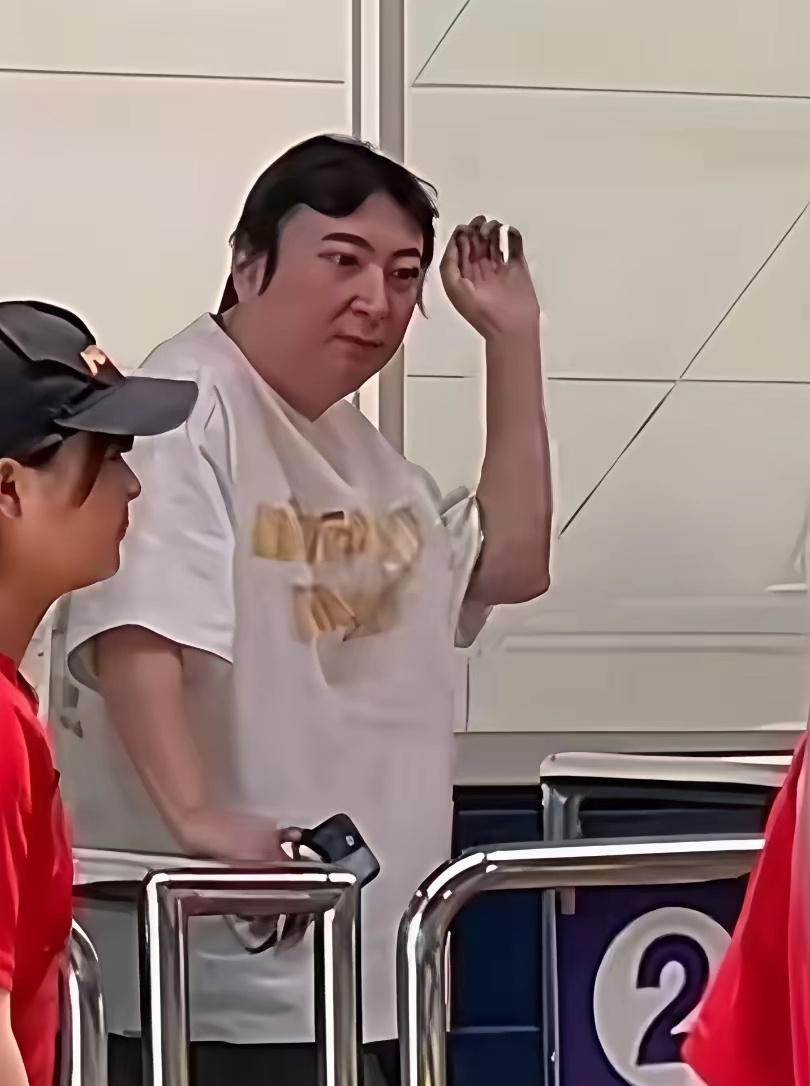 王思聪估计收心了，不会再换新女友了。一、他年纪也不小了， 镜头下头发稀疏，苍老了