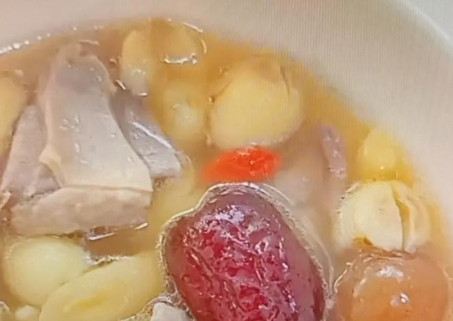 失眠的痛苦谁懂啊！有人说三大助眠食物里莲子排第三。莲子这东西，富含莲子碱等成分，