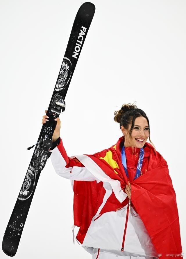 在2026年米兰科尔蒂纳冬奥会自由式滑雪女子大跳台决赛中，卫冕冠军谷爱凌在四年未