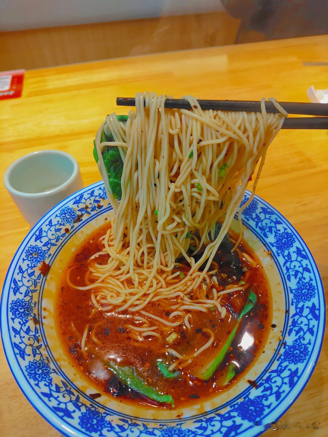 1.8元解决一顿早餐，真是太划算了！
一大碗面只要1.8元还送煎蛋！味道还巴适，