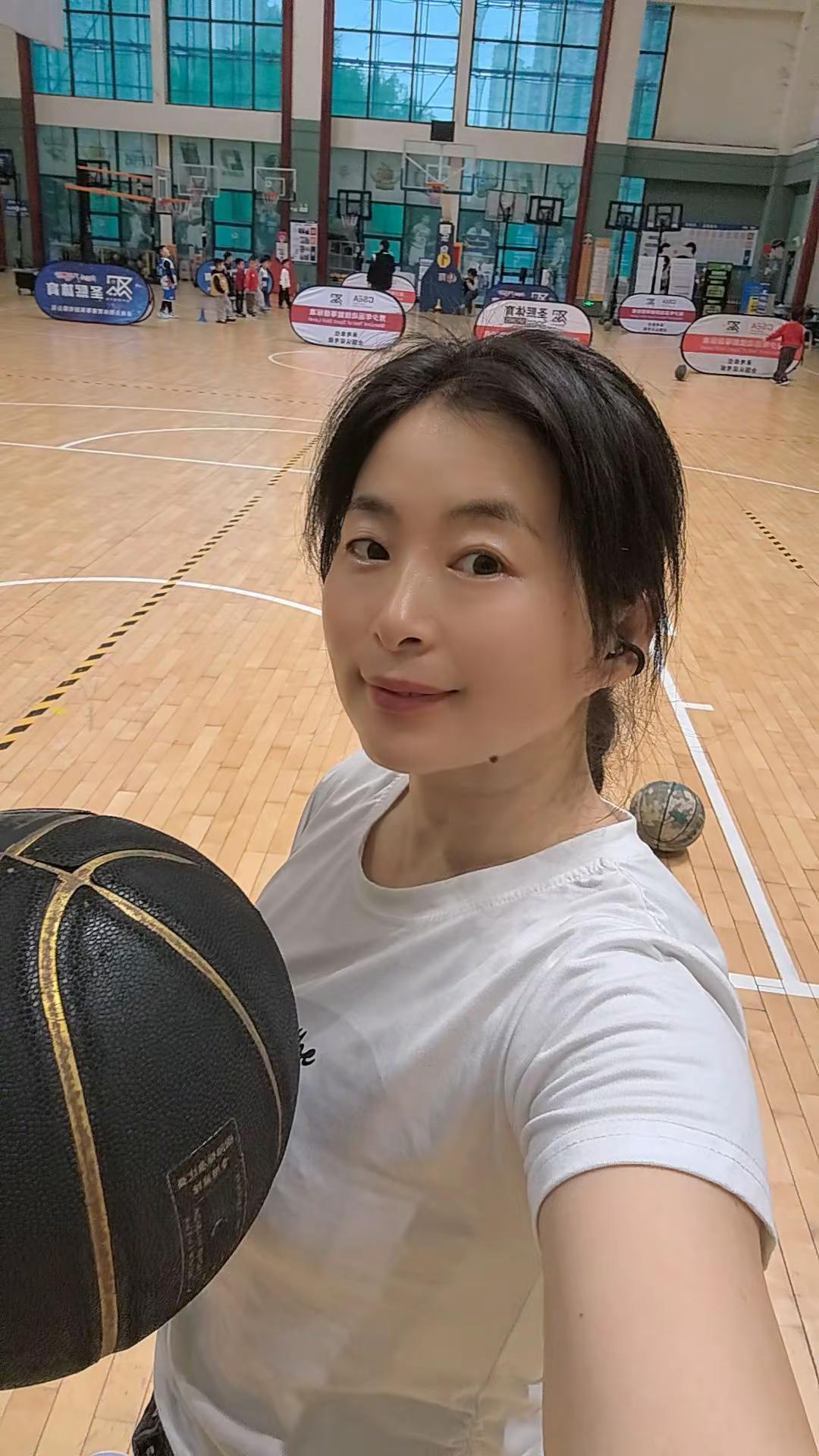 陪儿子上课顺带蹭个场地投球玩儿[可爱]