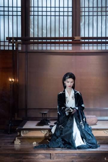 陈都灵雾妄言吐血入耳陈都灵演戏摔得脑袋回弹 吐血顺耳的瞬间让人心疼，眼神涣散却极