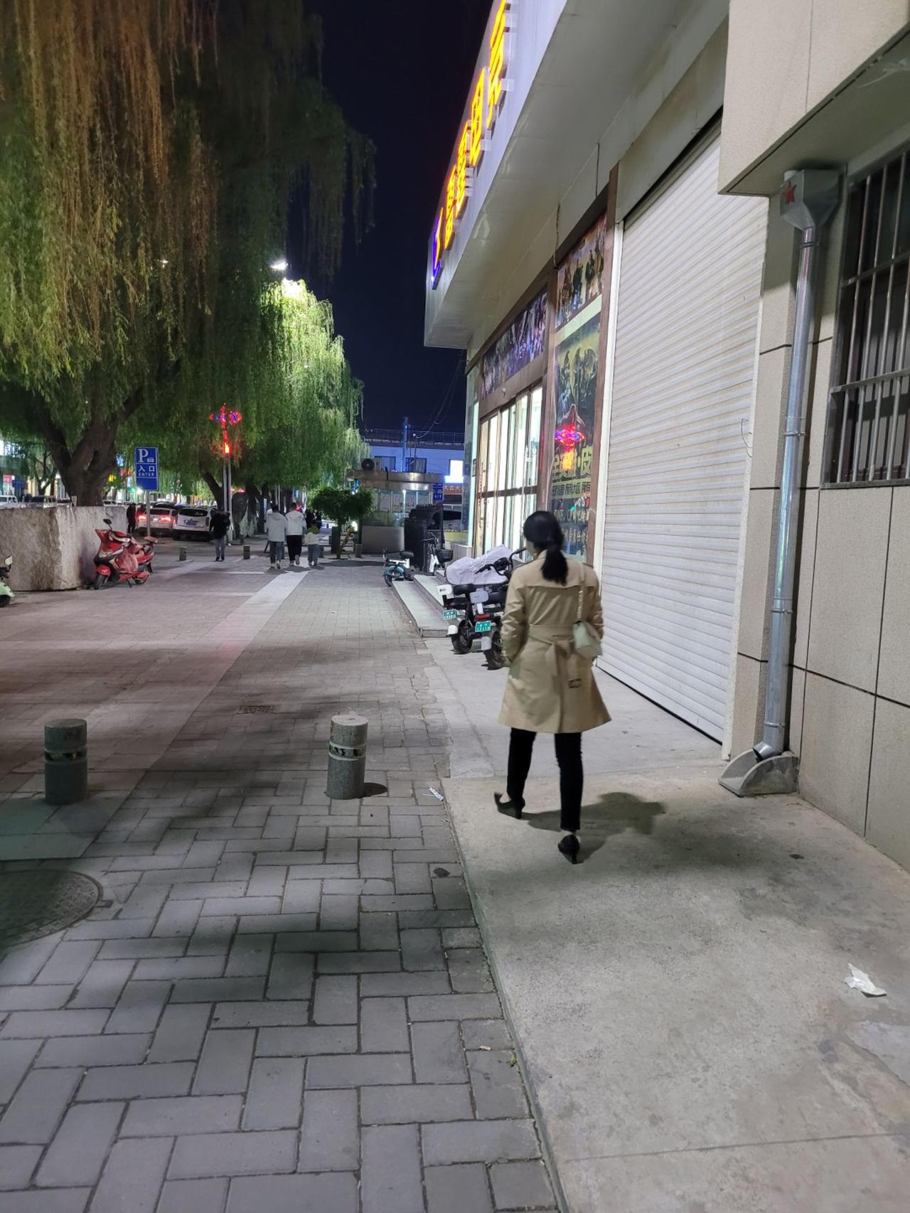 在医院排队交费时，遇见一位女士不愿意给她爸交钱看病。我说了句：多少钱？我来付。
