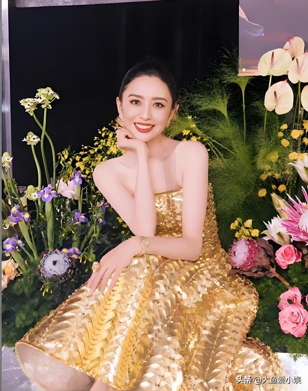 佟丽娅说：“以前我会让孩子在幕后多一点。现在是全民手机拍照的时代，已经藏不住了。