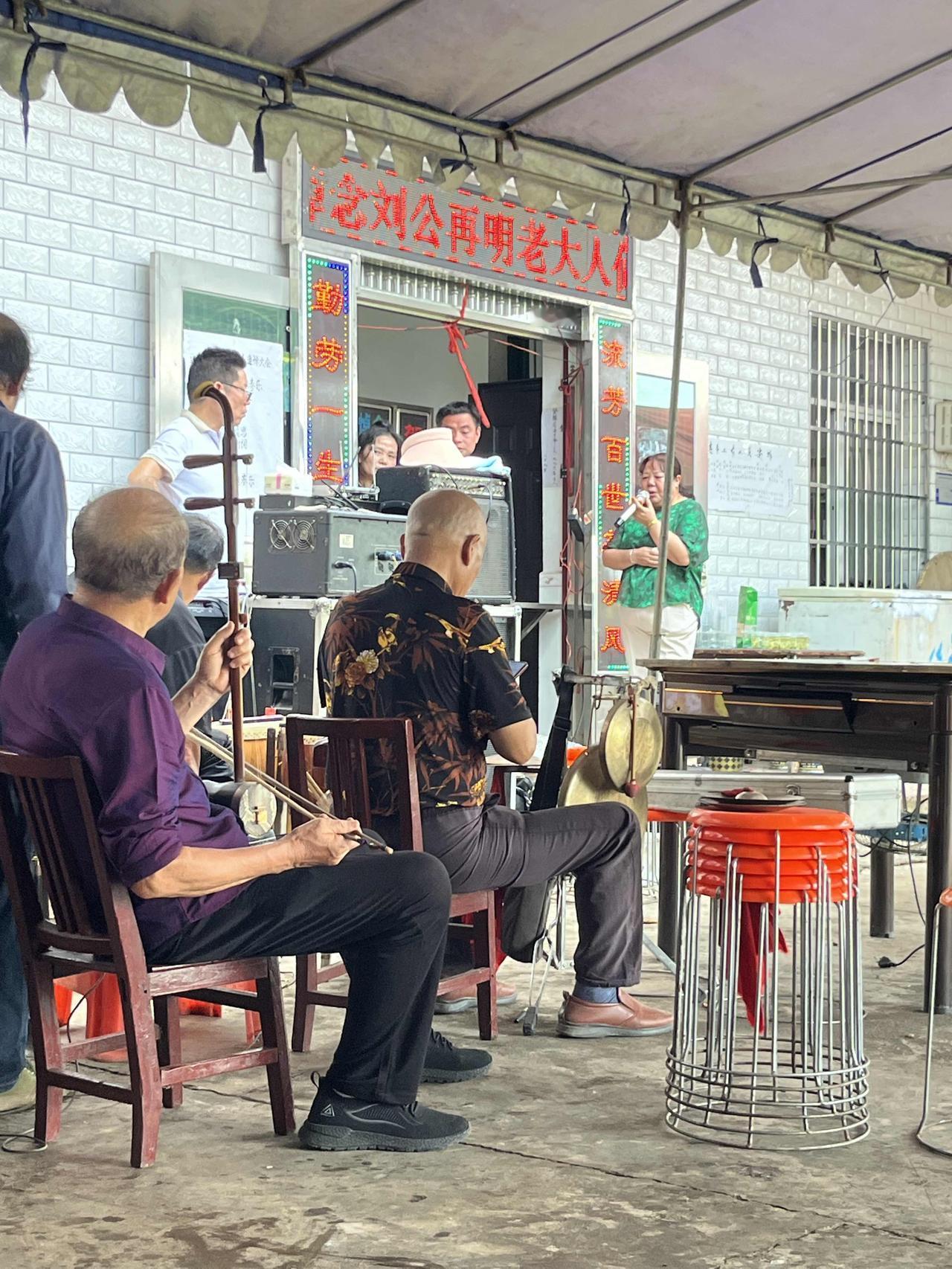 舅舅的葬礼 9月29日汤姨和我说，＂你舅舅现在情况很不好，明天一大早，你开车带你