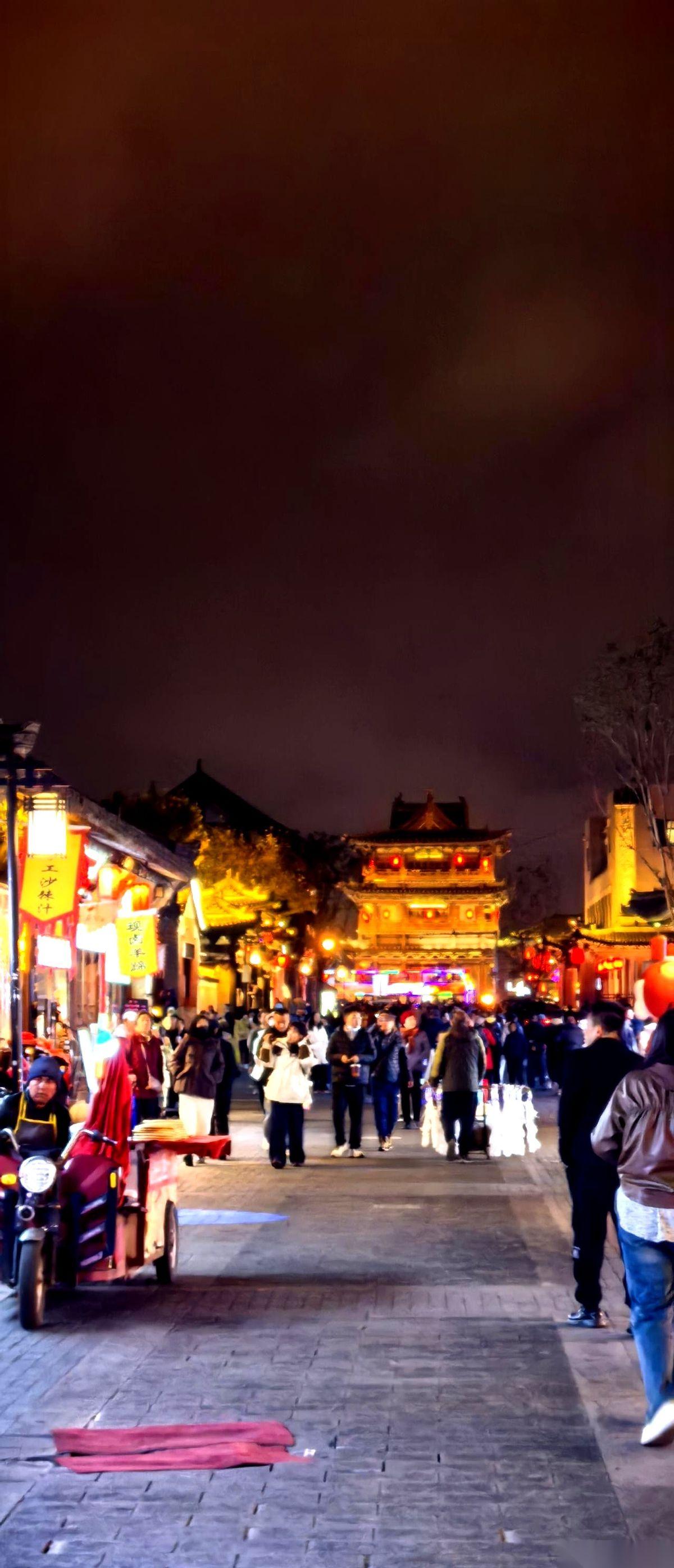 真没想到，来大同的第一件事，是冲进波司登抢羽绒服。
气温从二十多度断崖式跌到零下