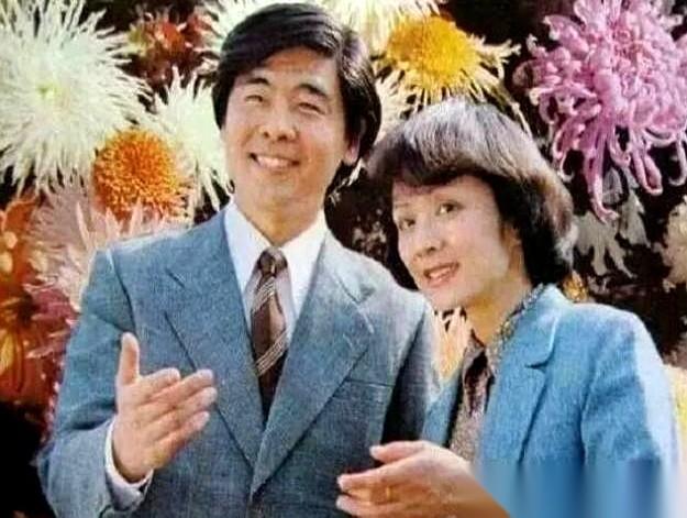 50岁那年，正在台上唱着歌，嘴突然就歪了。
医生说她脑子老得像80岁，多发性脑梗