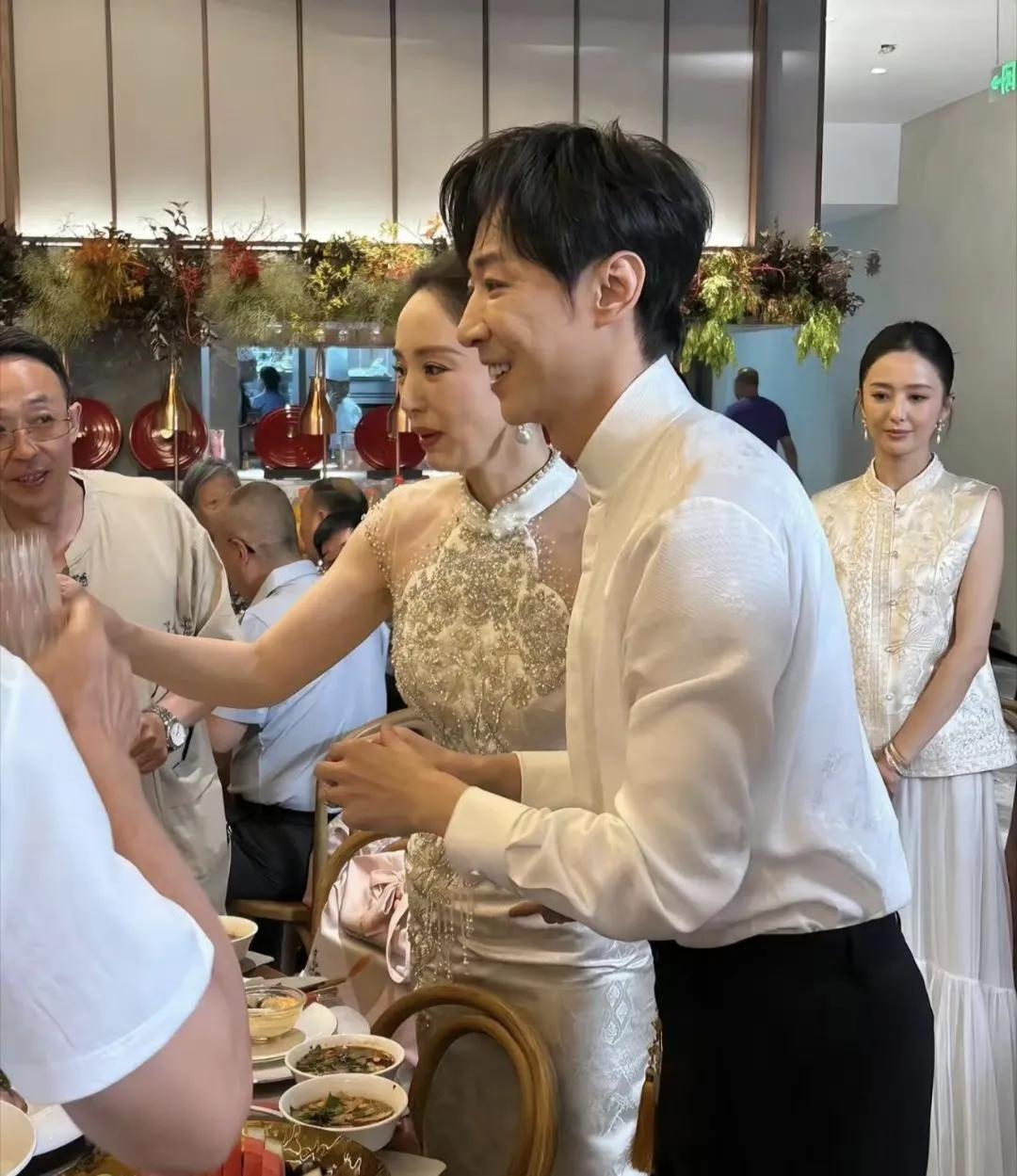 能看得出来，董璇和佟丽娅当真是好姐妹。两人年龄相近，境遇也相似，都生得貌美如花。