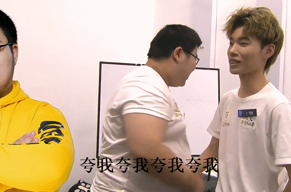 小胖DH 胖胖你快回复我夸我一下 
