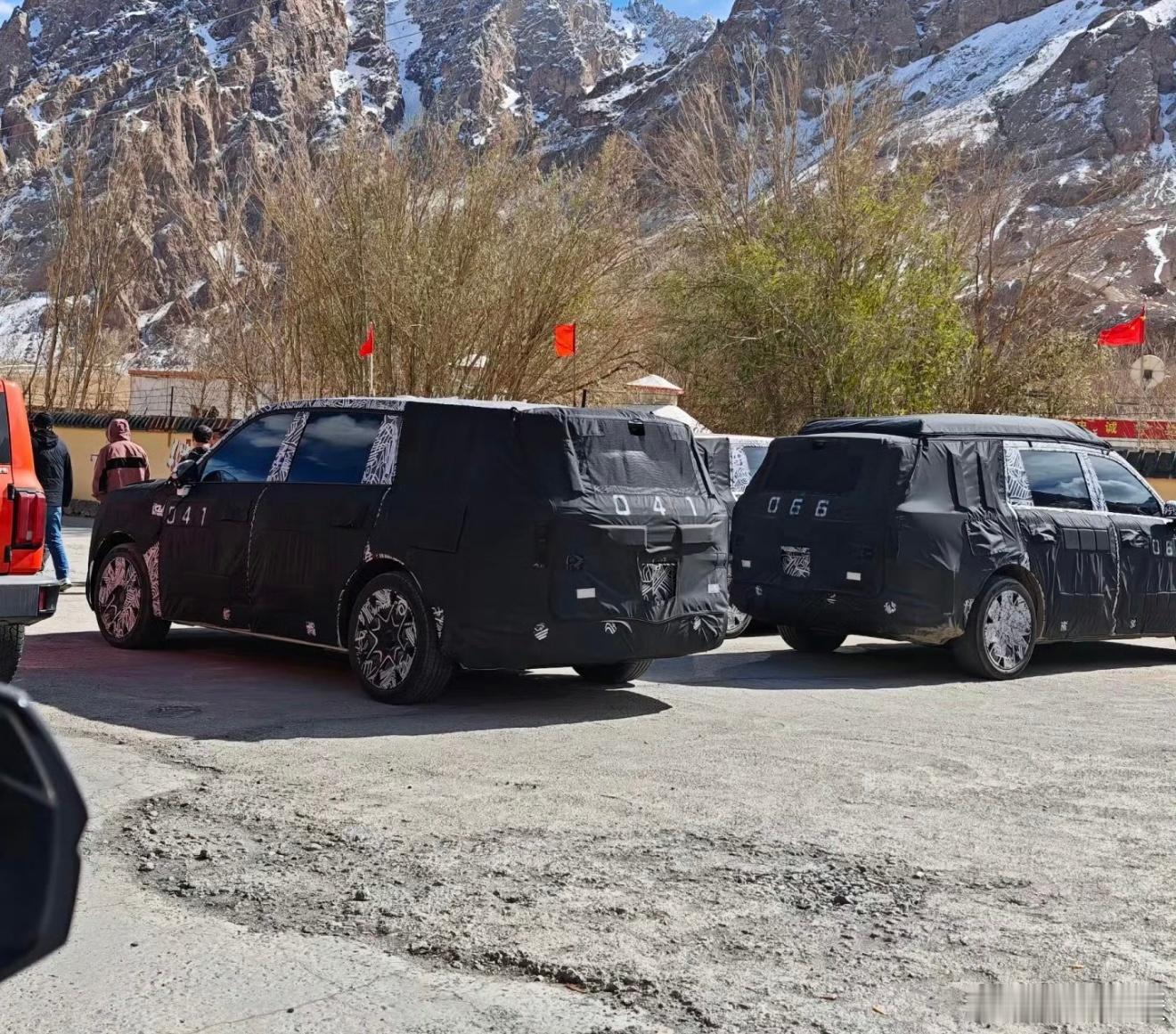 小米三款新车齐曝光小米YU9、YU7 GT、SU7 L三款谍照曝光，YU9主打家