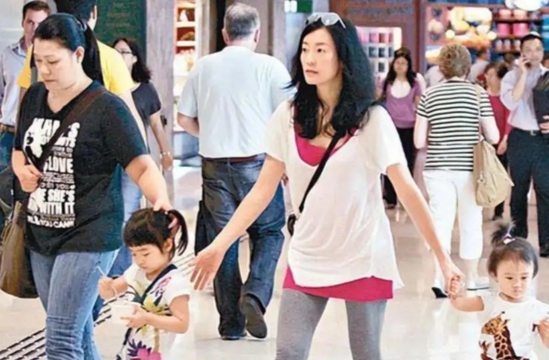 她果断拒绝谢霆锋，嫁豪门9年生4女娃，现在接孩子被赞清醒赢家 