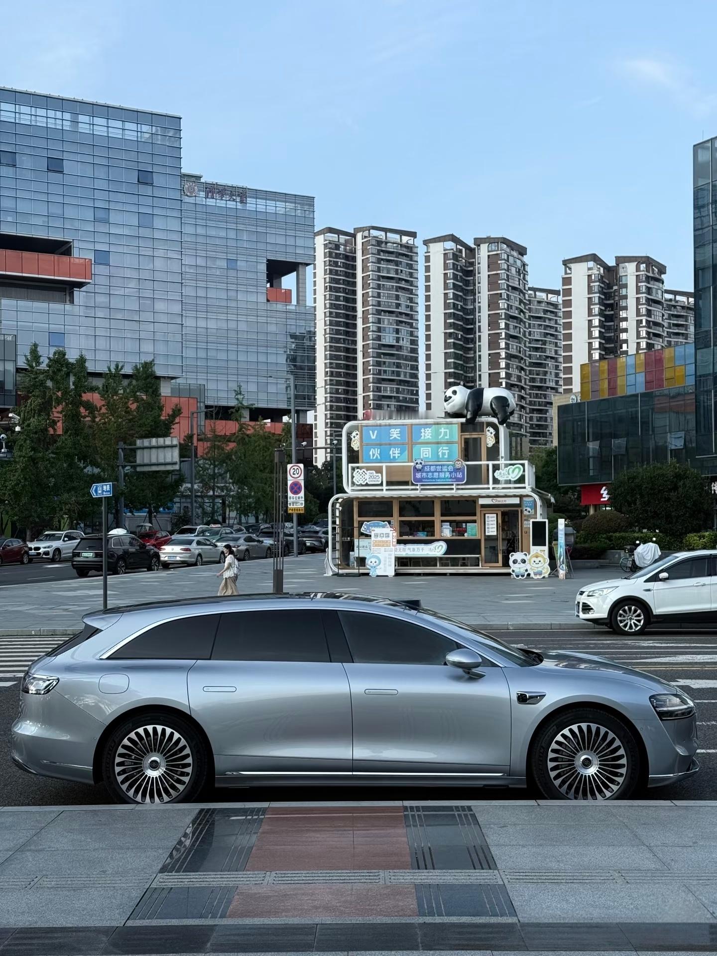 第一次看见这么漂亮的银色轿车 ​​​