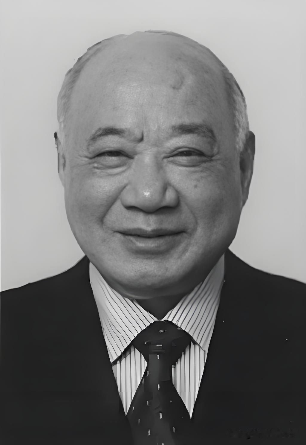 他是海南建省后的第二任省委书记，是海南经济特区早期发展的重要开拓者。1947年参