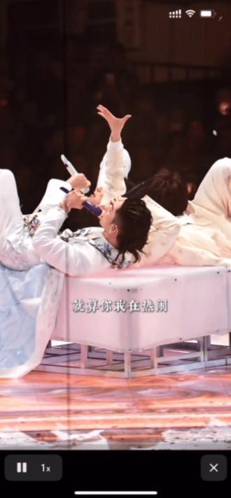 哈哈哈哈
阿信和F3的演唱会
吴建豪好忙呀！不是忙着救摔下台的阿信，就是在忙着扶