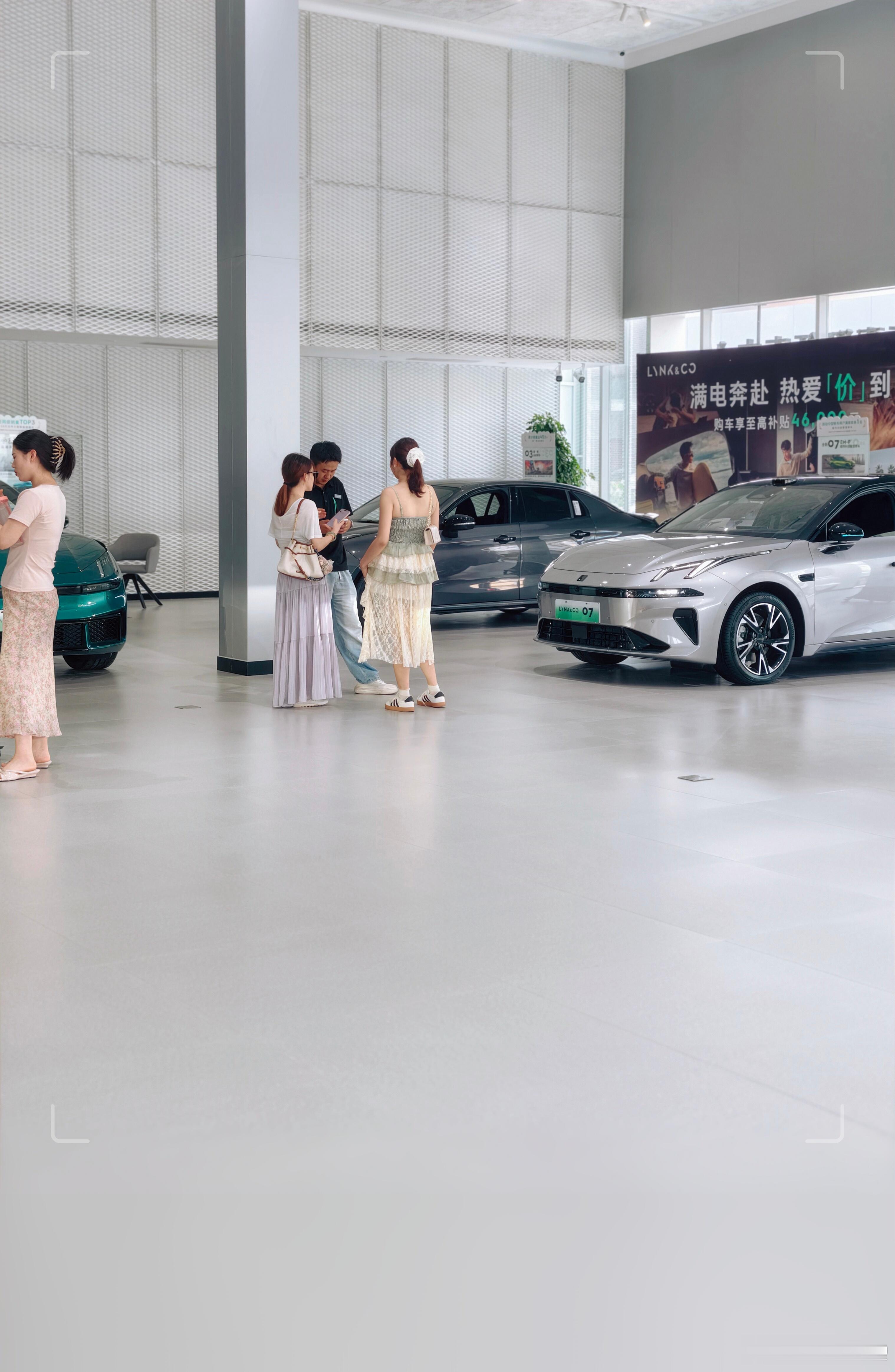 领克的用户还是年轻只是美女越来越多了而且还都习惯大车领克10的上车率真高！ 