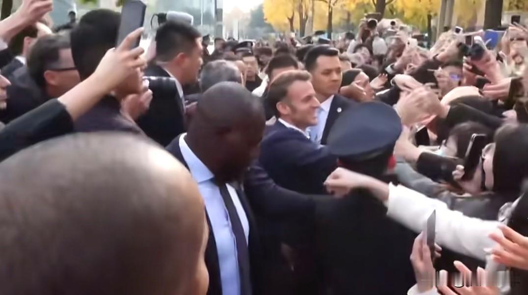 有人说马克龙这次访华，中国人民直接把他和法国人民的情绪值给拉满了。在四川与市民握