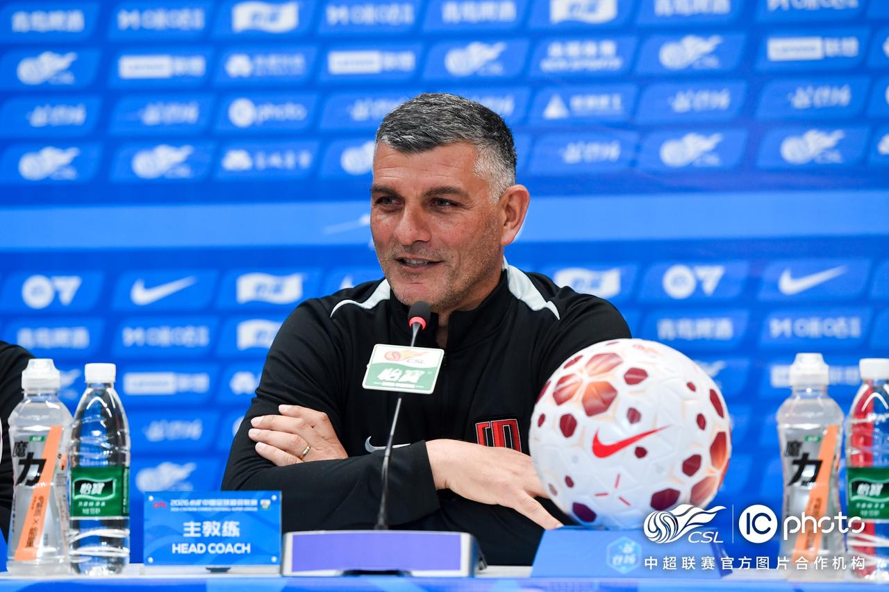 3月5日下午，成都蓉城队主教练约翰·阿洛伊西和队长韦世豪出席了赛前新闻发布会。