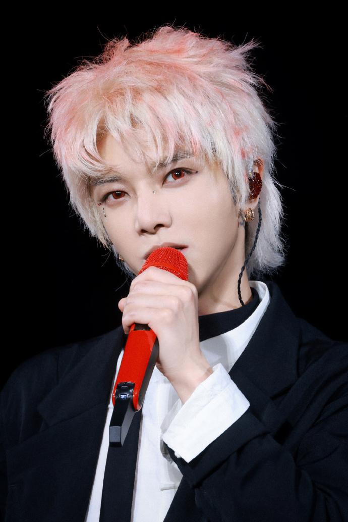 华晨宇为了在云南抚仙湖开演唱会，搭建起来的钢铁丛林真是触目惊心啊。这些花费巨额资