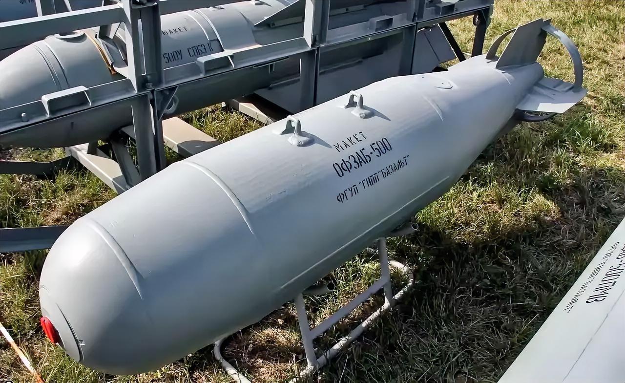 俄罗斯空天军在战场上大量使用带有UMPK滑翔制导套件的500公斤级OFZAB-5