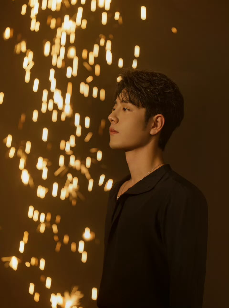 景框一框肖战闪闪发亮的、璀璨夺目的、让人随之雀跃快乐的哥哥呀 