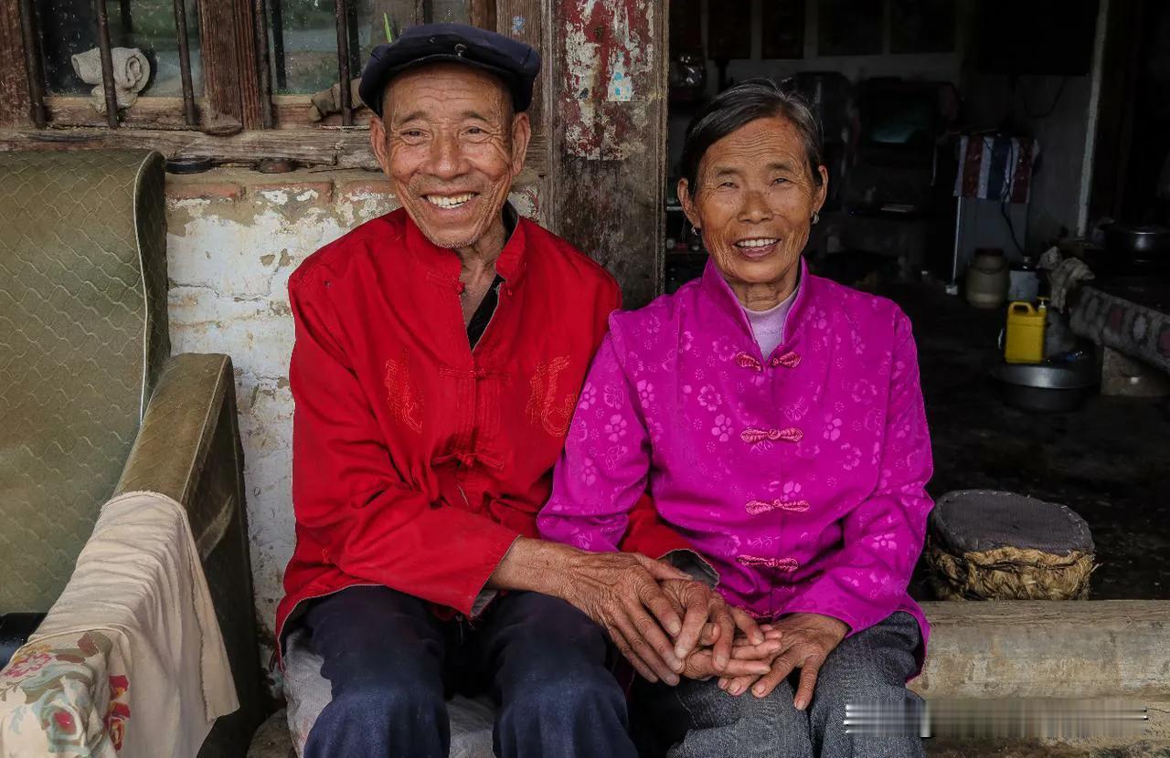 一个摄影师专拍乡村老人，两年吸粉175万他是谁呢？他就是蹇小白。
话说蹇小白到底